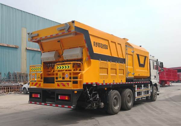 Application of asphalt gravel synchronous sealing truck in road construction_1